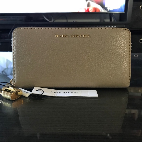 marc jacobs textured leather continental wallet